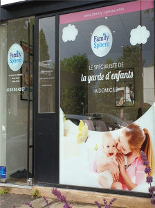 Vitrine d'agence de garde d'enfants Family Sphere en franchise