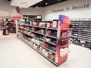 Intérieur de magasin à l'enseigne de produits de coiffure Bleu Libellule