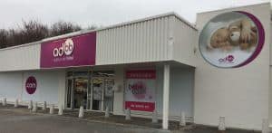 Façade de magasin adbb autour de bébé