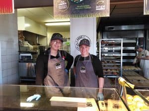 photo-vendeuse-avec-visiere-covid-Oxy